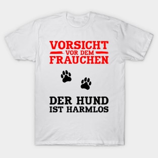 Vorsicht vor dem Frauchen - der Hund ist harmlos T-Shirt